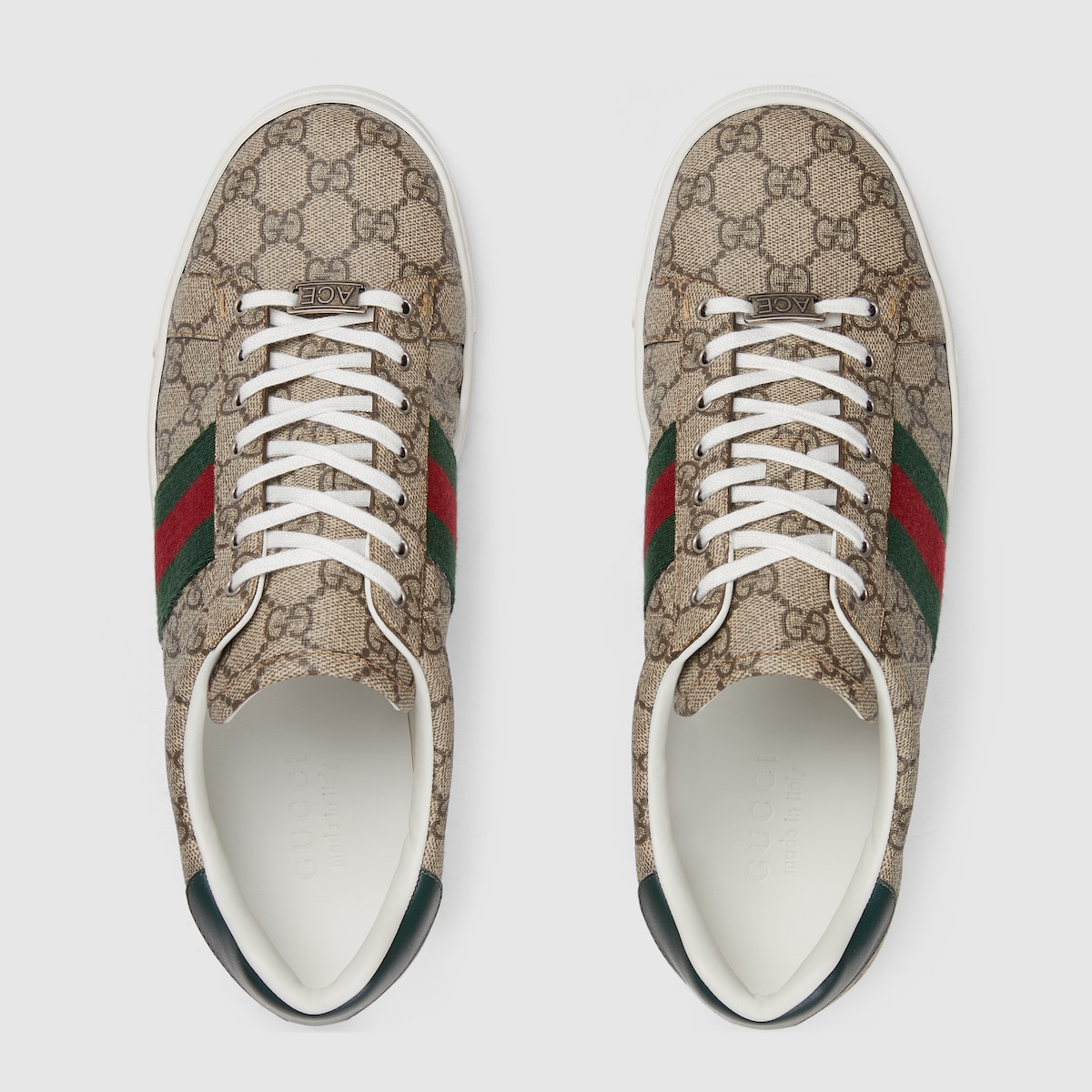 Zapatilla Gucci Ace con tribanda Web hombre en GG Supreme beige y