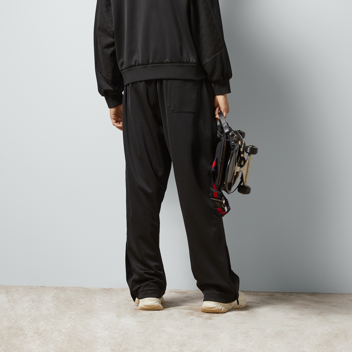GUCCI ホスヒットティテルニレンクスフツ 362949C2000 2754BEIGE Technical jersey track pant in black | GUCCI® CA