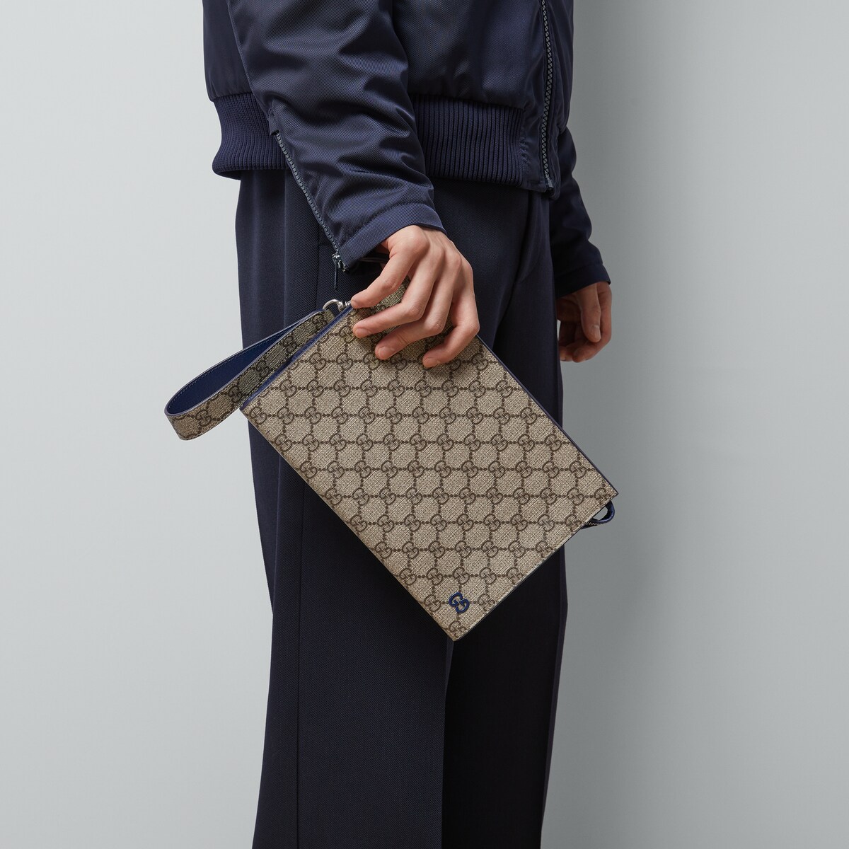 Pouch mit GG Detail in beige- und ebenholzfarbener Supreme | GUCCI® DE
