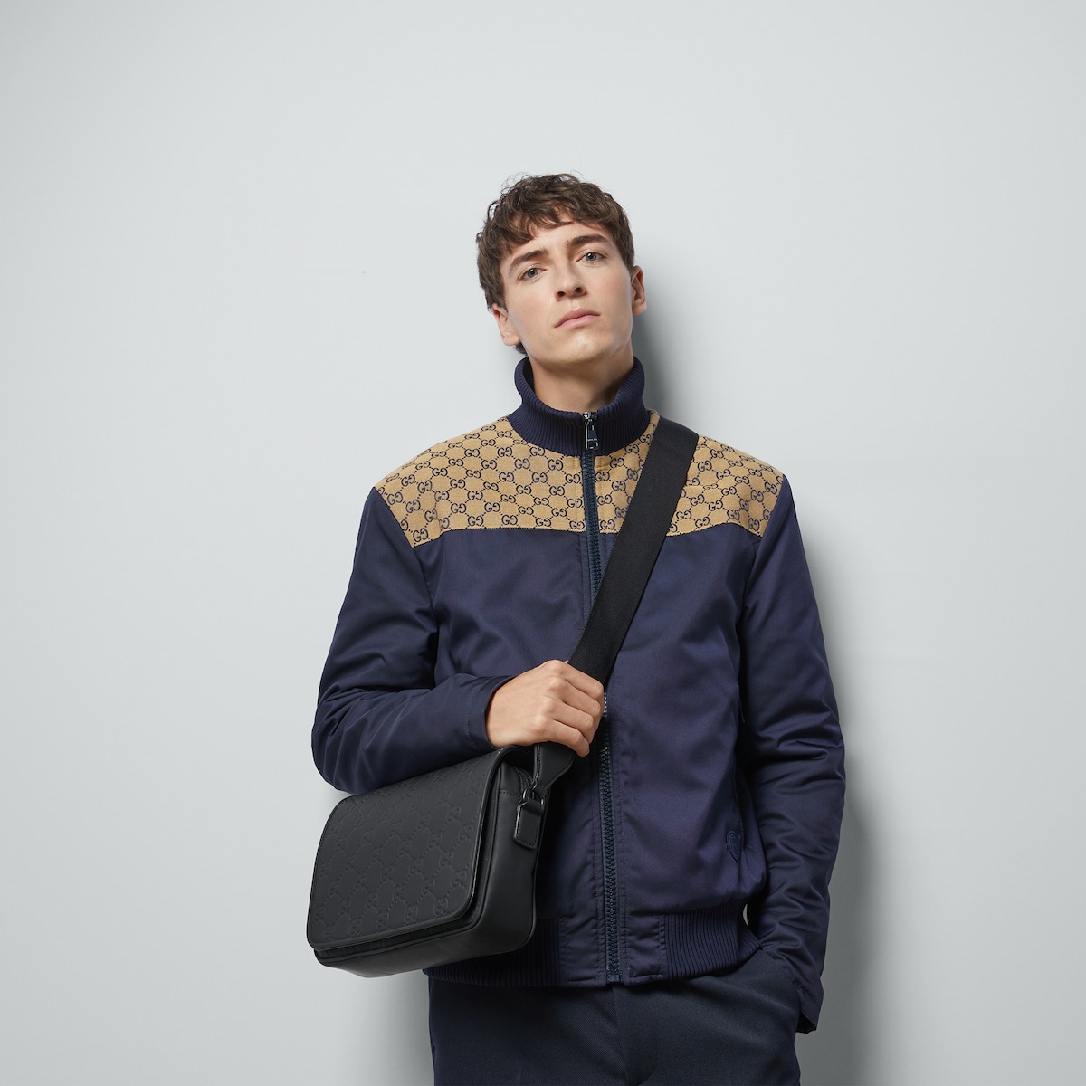 Rubber-effect medium messenger bag