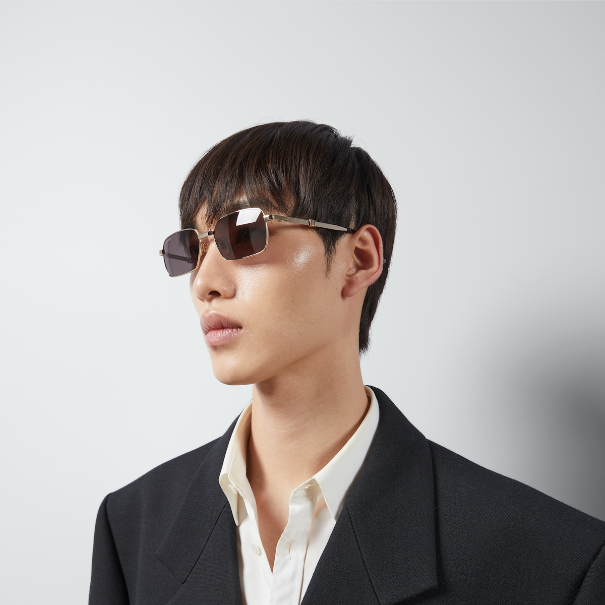 Rectangular-frame sunglasses in yellow gold-toned metal - thumbnail 2