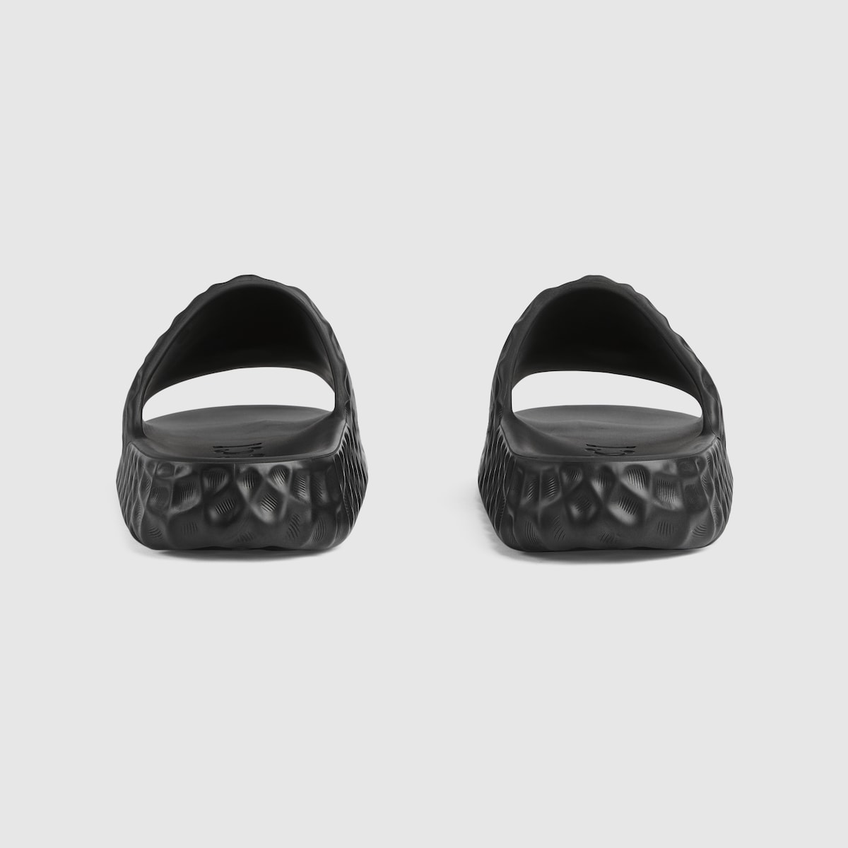 Men's Interlocking G slide sandal in black rubber | GUCCI® GR