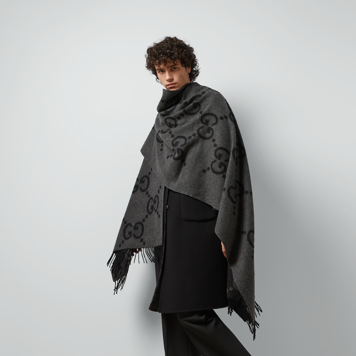 ポンチョ・ケープ GUCCI REVERSIBLE JUMBO GG CASHMERE CAPE 774308_4GABX_1360_004_100_0000