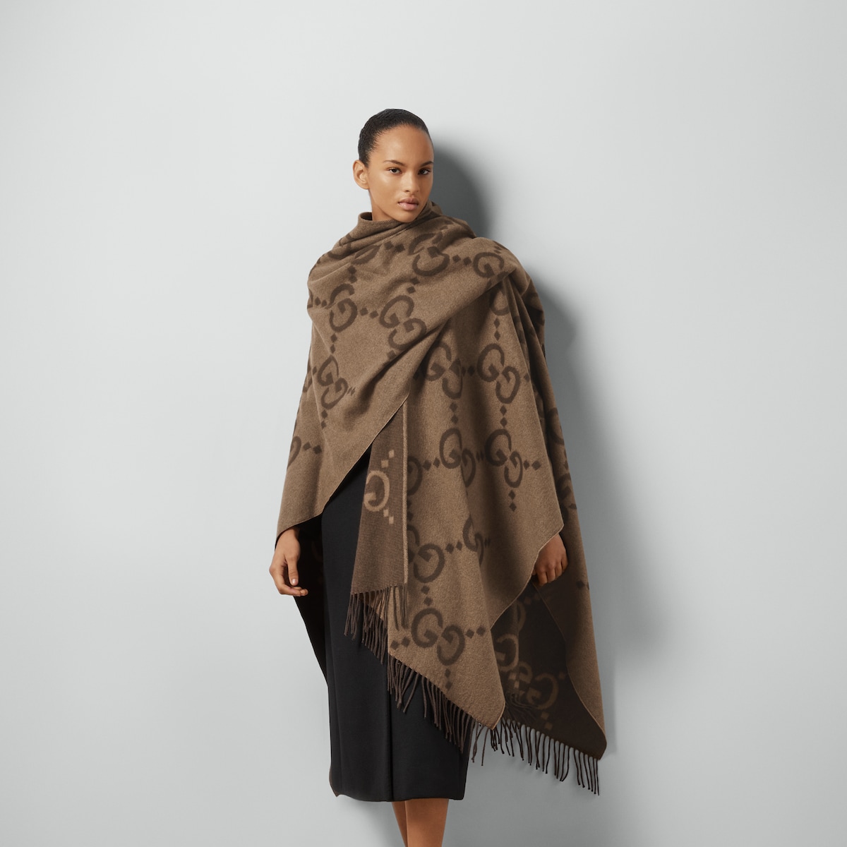 コート Giovi Wool and cashmere cape Beige Reversible jumbo GG cashmere cape in camel and white | GUCCI® US