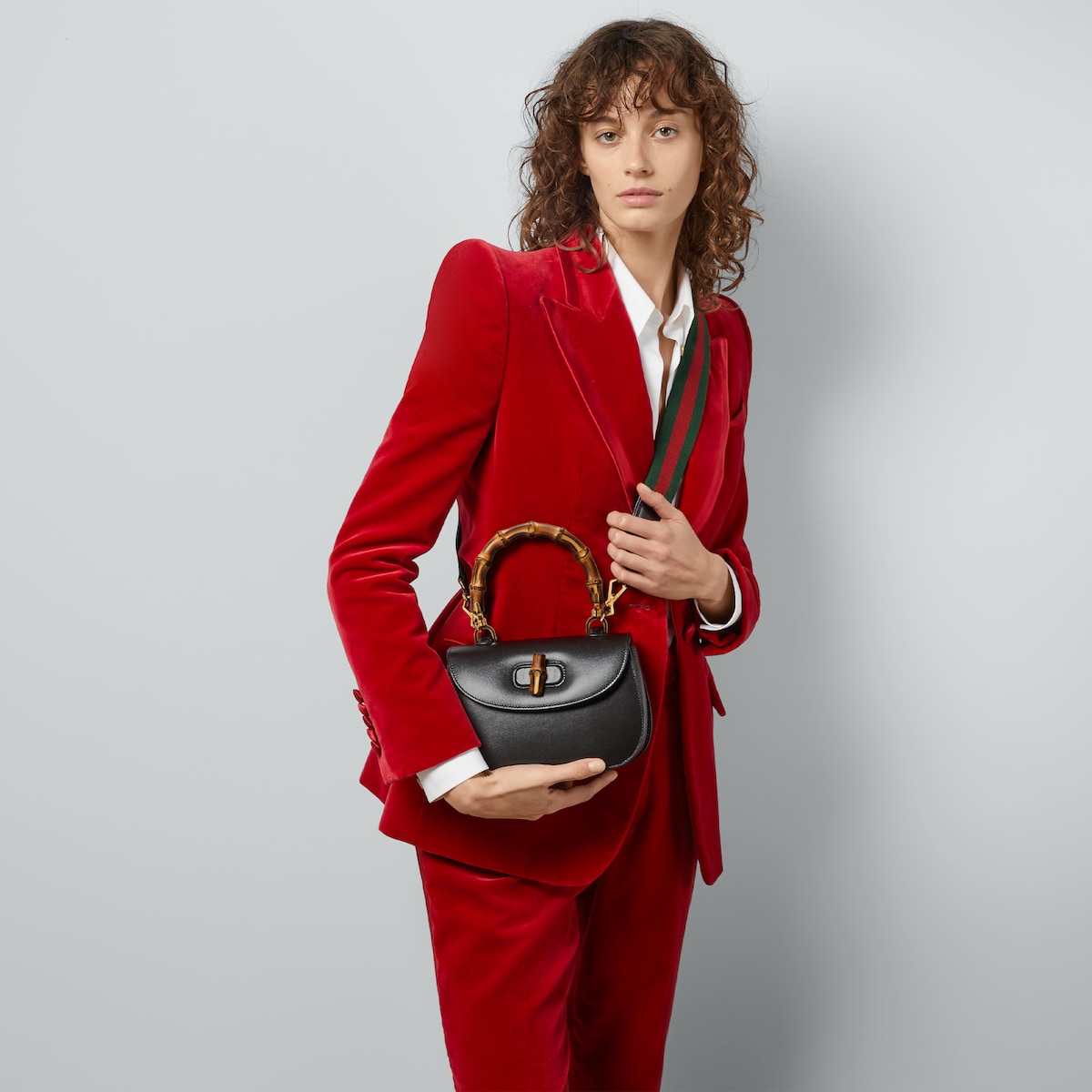 GUCCIグッチバンブースモールバッグ ブラック×インナーレッド グッチ バンブー 1947〕スモールバッグ ・ブラック レザー | GUCCI公式