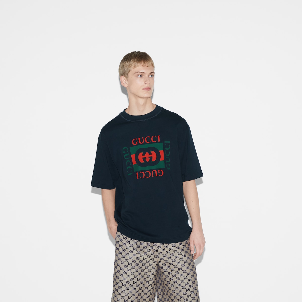 【週末セール】GUCCI ロゴプリント Tシャツ ネイビー GUCCI プリント コットンジャージー Tシャツ ・ネイビー | GUCCI公式