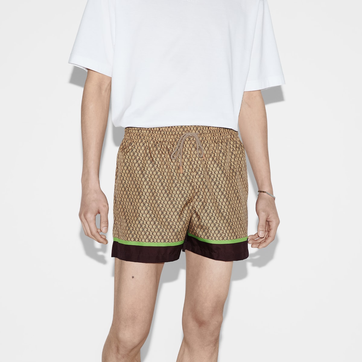 Short de bain en nylon a imprime Gucci sur toute la surface en beige et ebene GUCCI FR