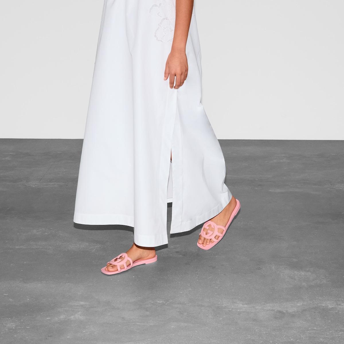 Women's Interlocking G slide sandal in pink rubber | GUCCI® US