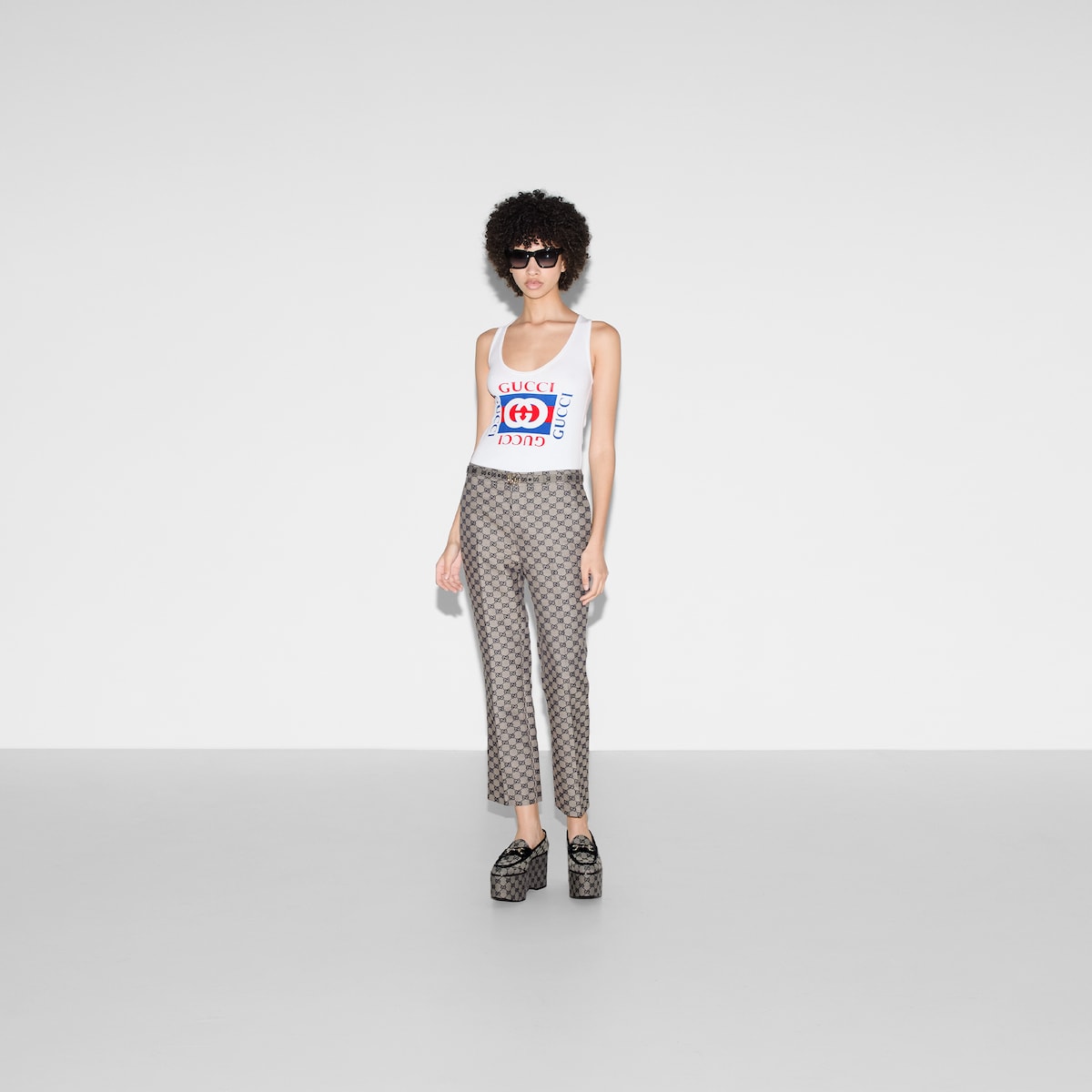 GUCCI｜SLEEVELESS ( 790344 XJGL4 9474) Rib cotton tank top with Gucci print in white | GUCCI® UK