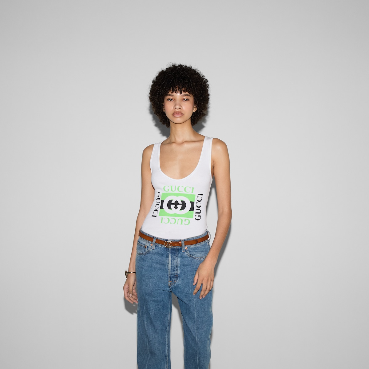 GUCCI｜SLEEVELESS ( 790344 XJGL4 9474) Rib cotton tank top with Gucci print in white | GUCCI® SI