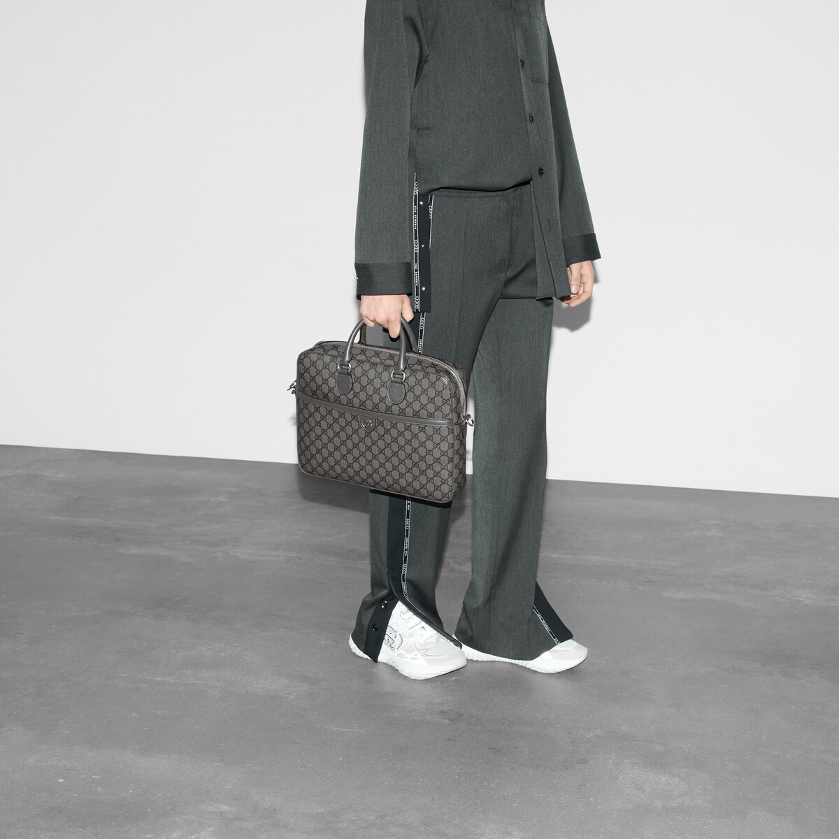 オフィディア〕GG ミディアムブリーフケースダークグレー＆ブラック GG  