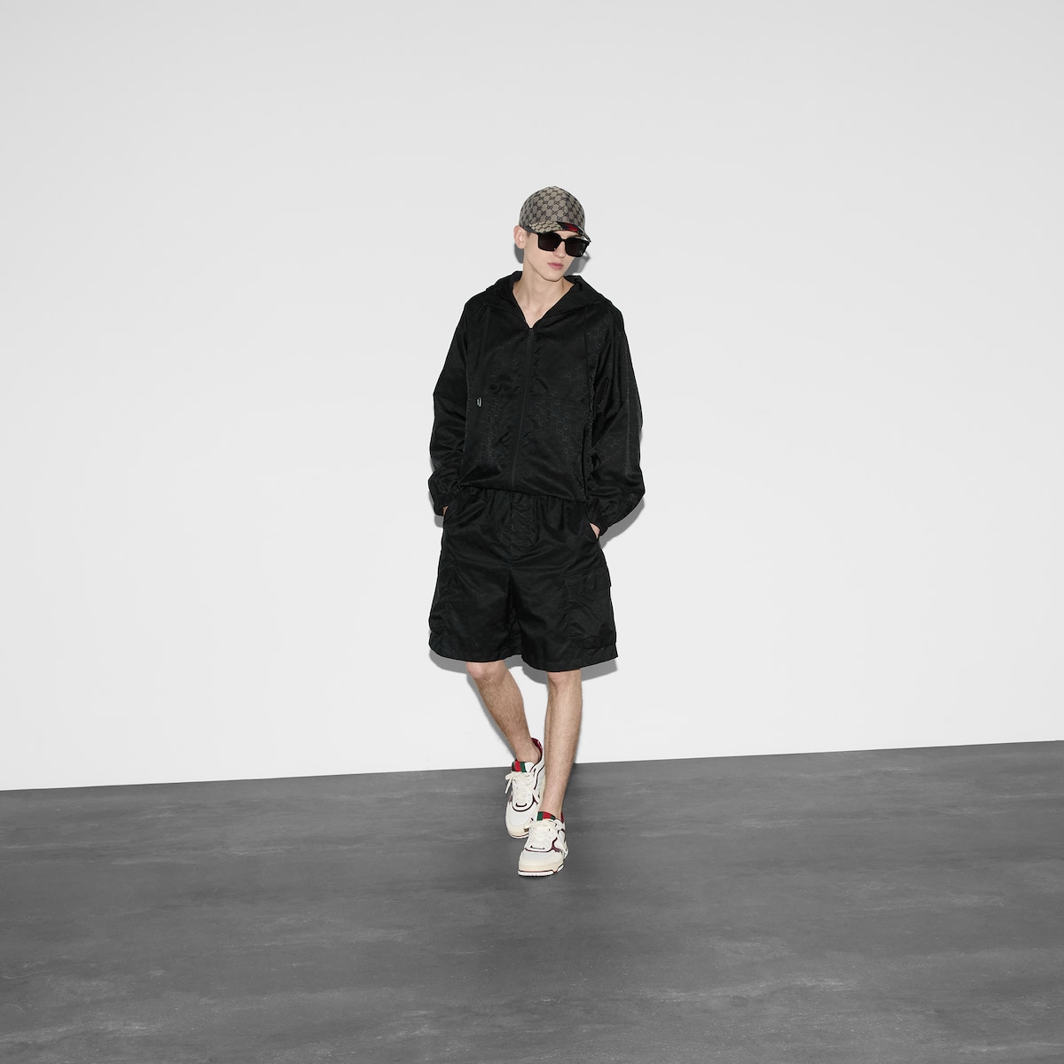 GUCCI 黒パンツ サイドストライプ付き GUCCI グッチ サイドジップ パンツ スラックス - メルカリ