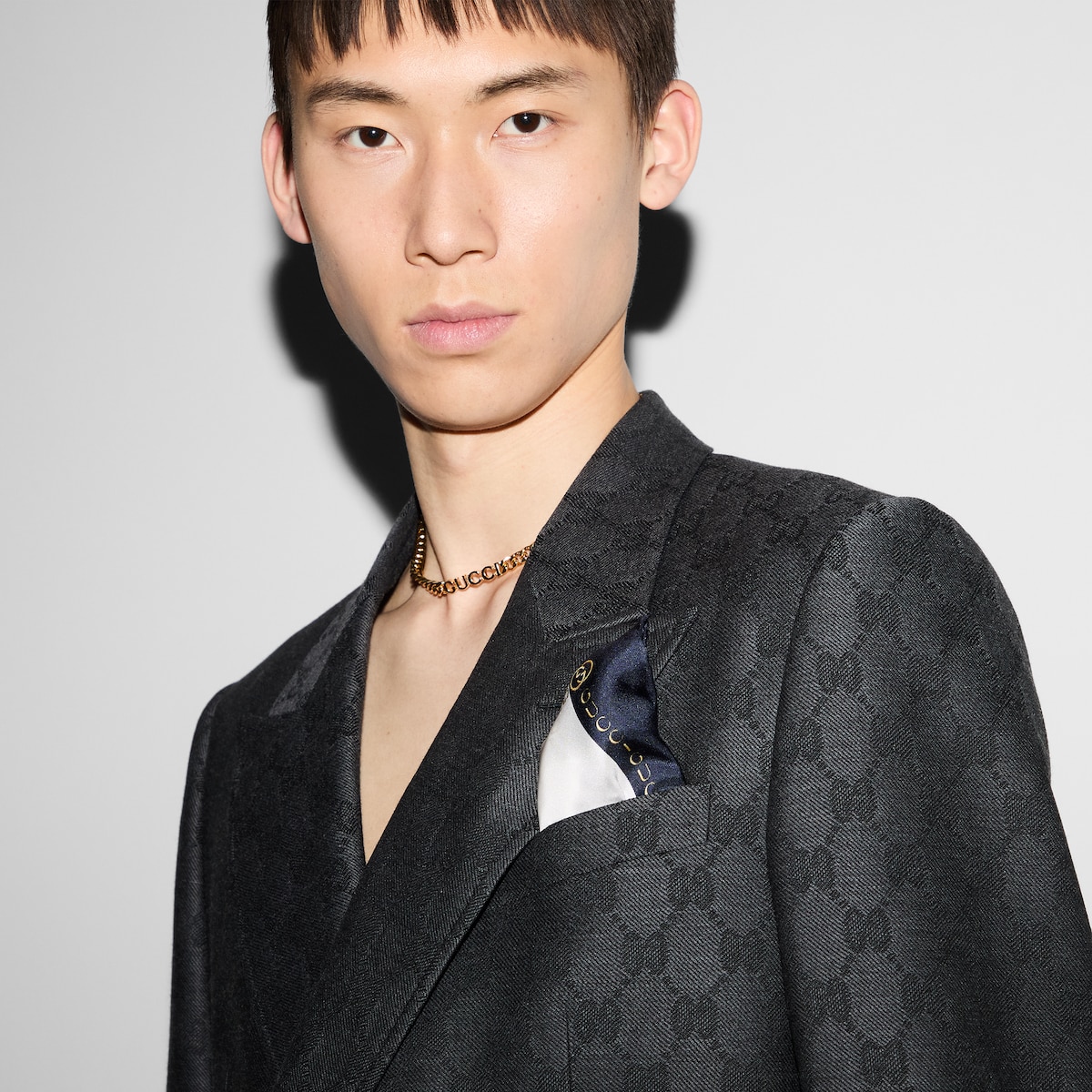 ポケットチーフ　GUCCI シルク Interlocking G Gucci chain silk pocket square in ivory | GUCCI® US