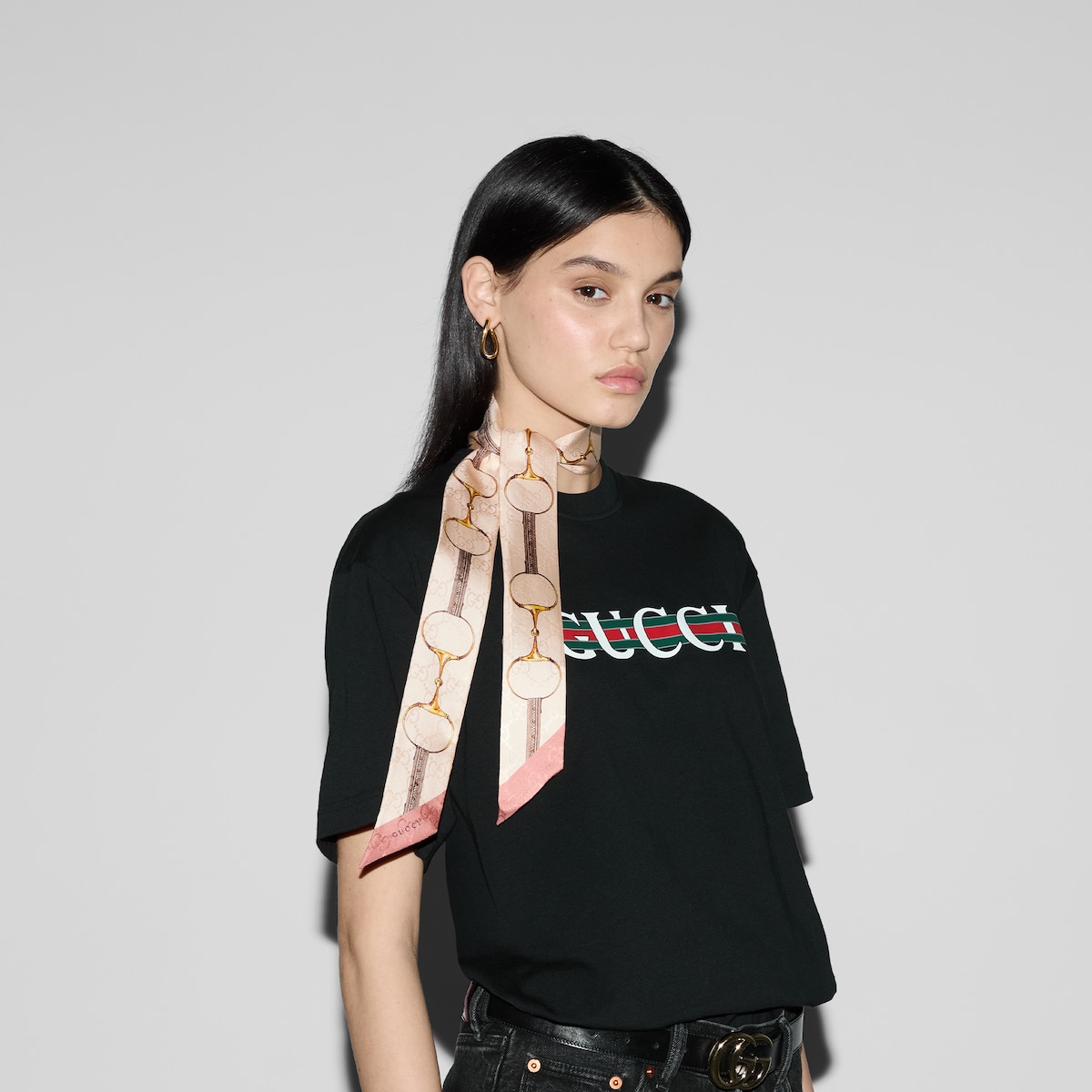 【関税&送料込】Gucci Fiocco In Seta Stampa Morsetto Incroci FIOCCO IN SETA CON STAMPA MORSETTO CON INCROCIO GG E WEB