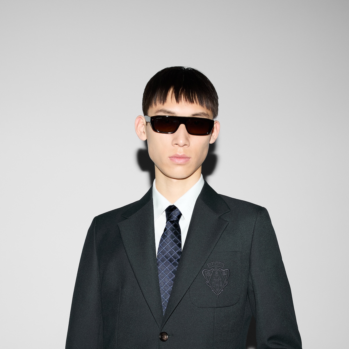 Gucci logo silk jacquard tie in navy and blue