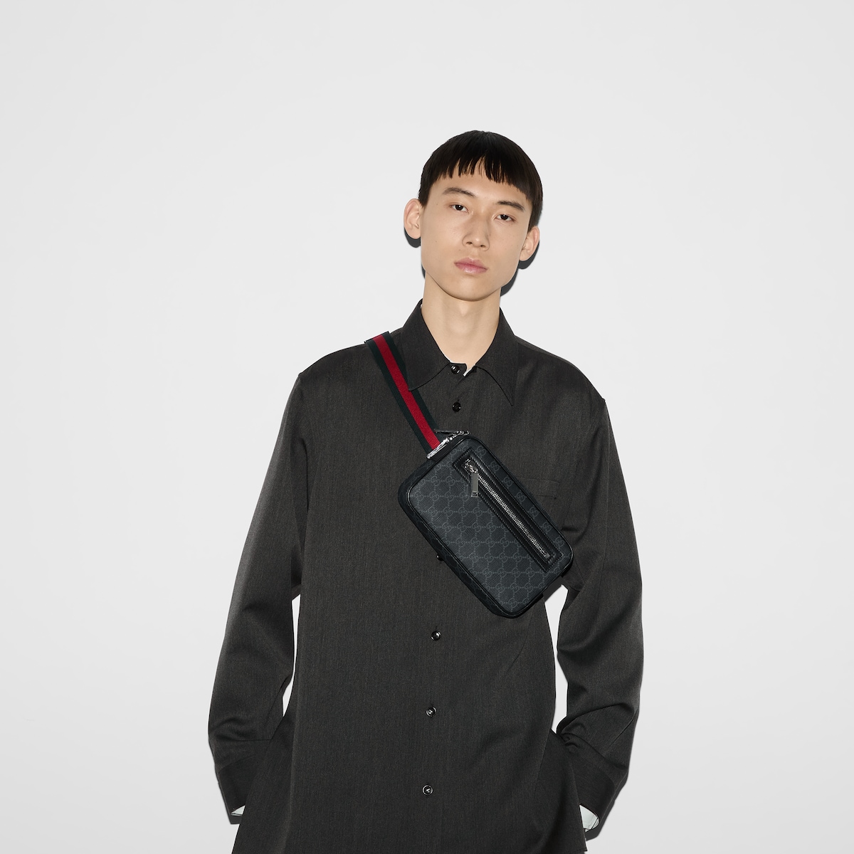 Gucci ブラック GGスプリーム スリングバッグ GG ブラック〕スモール スリングバッグ ・ブラック GGスプリーム