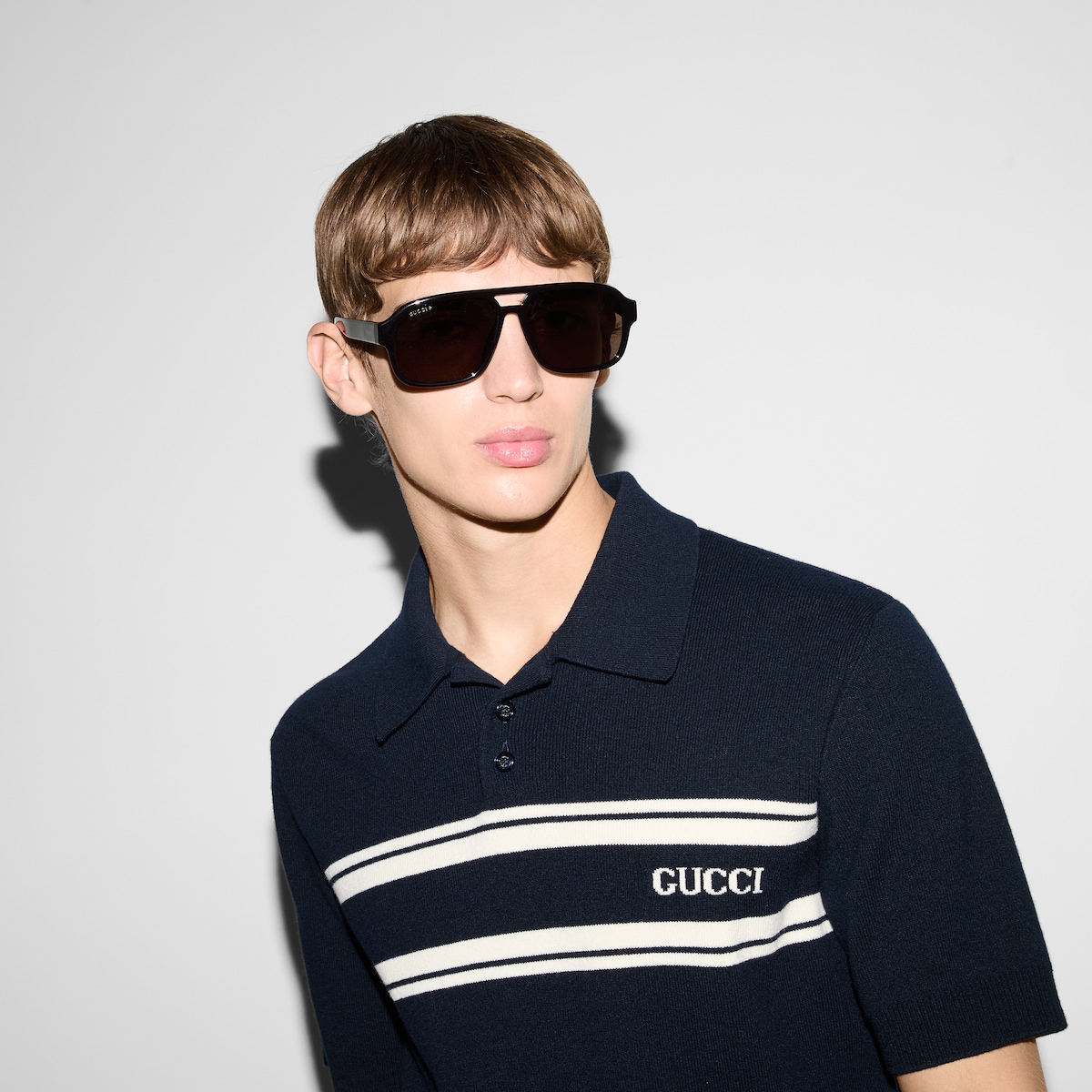 Navigator frame sunglasses in black injection | GUCCI® US
