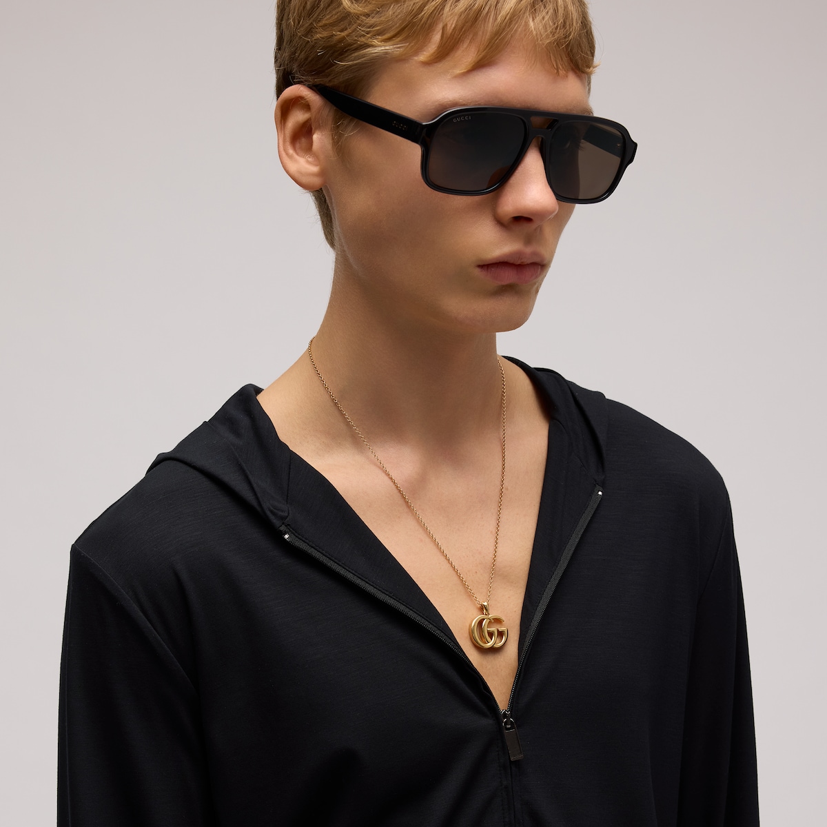 Navigator frame sunglasses in light ruthenium metal - thumbnail 4