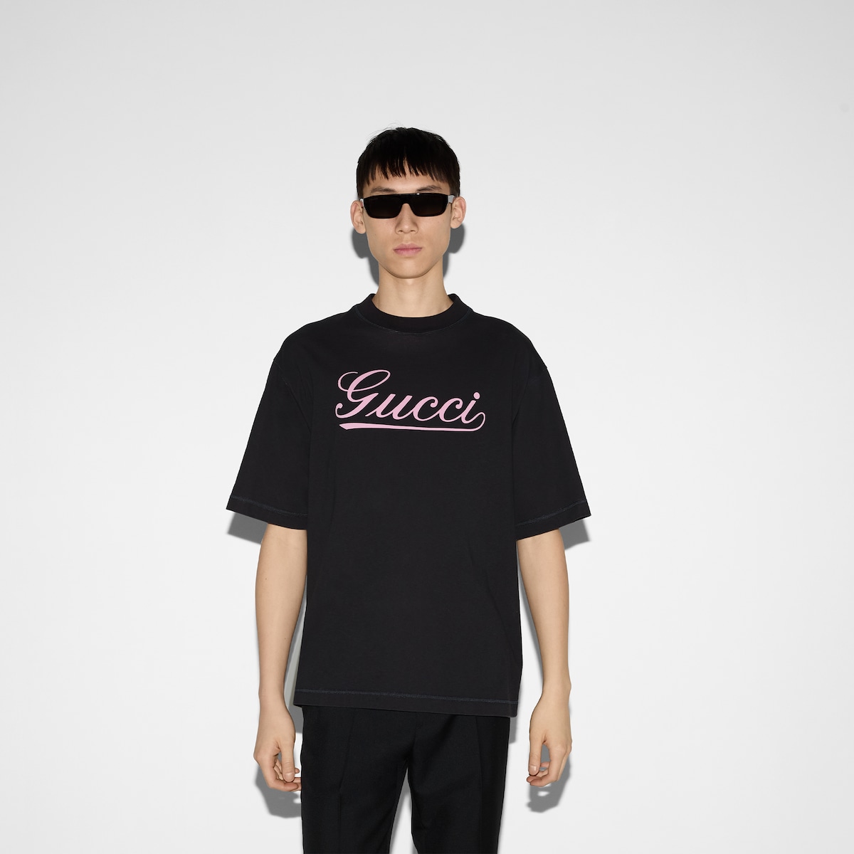 Gucci スクリプト プリント コットン Tシャツブラック | GUCCI公式