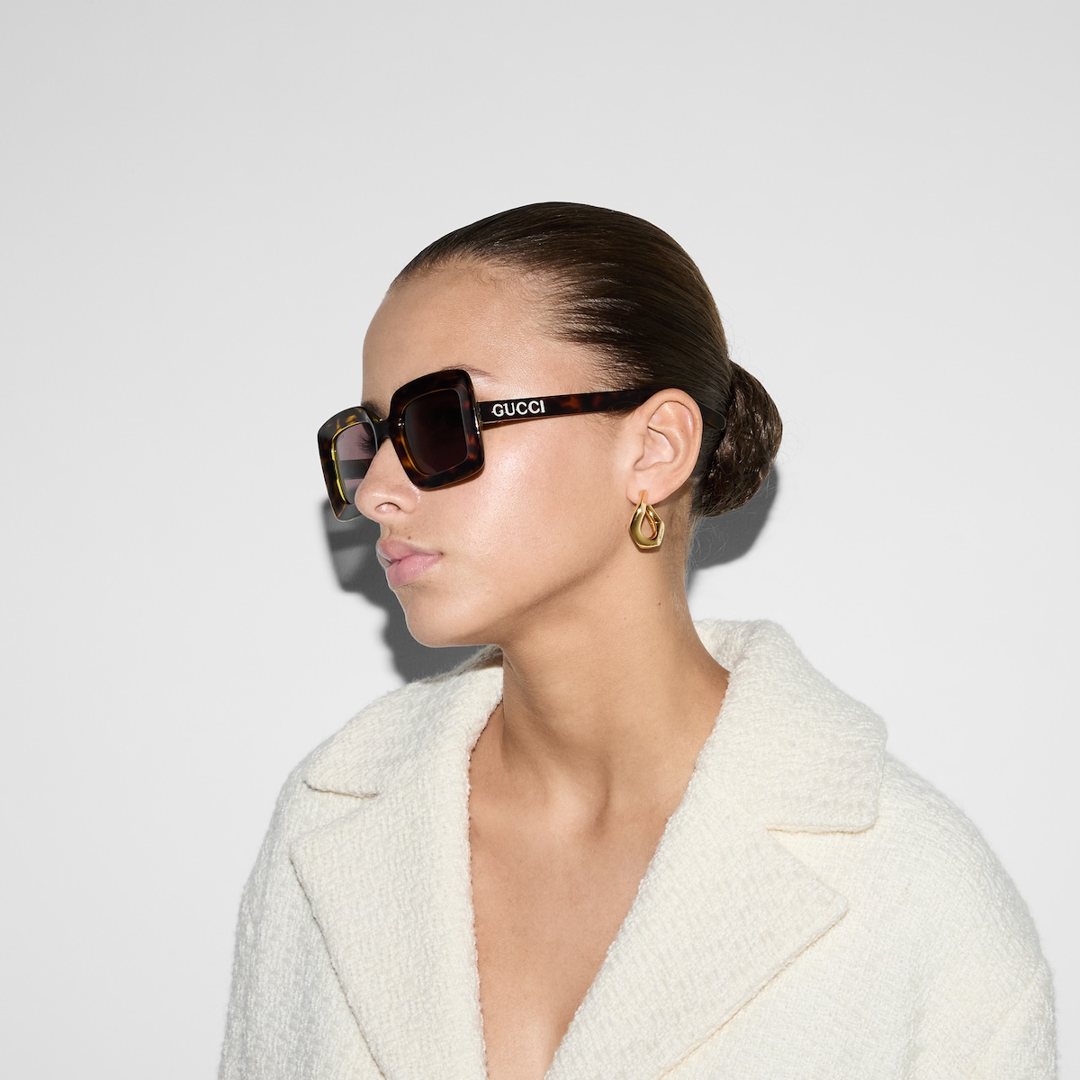 Square-frame sunglasses in tortoiseshell | GUCCI® LU display picture 1