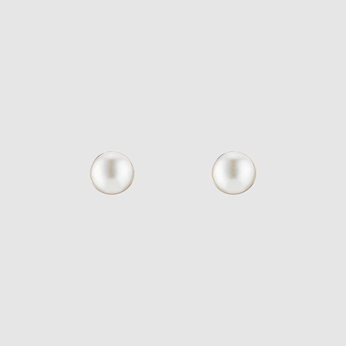 Small stud earrings with half pearl in light gold-toned