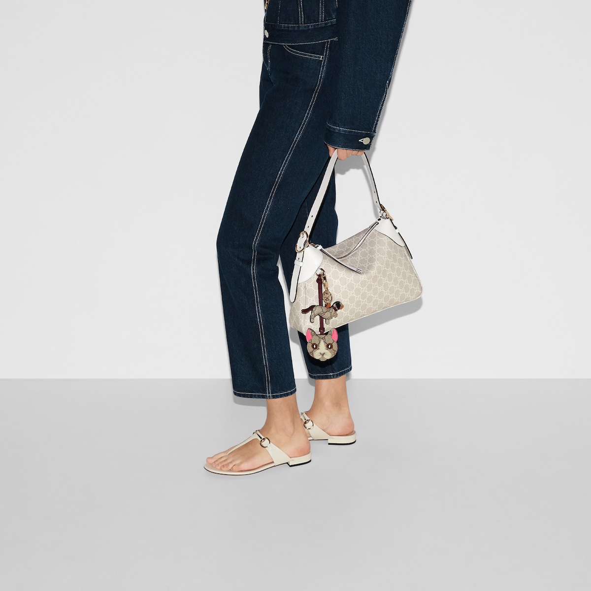 【GUCCI】GG EMBLEM MEDIUM SHOULDER BAG GG Emblem medium shoulder bag in beige and dark brown fabric