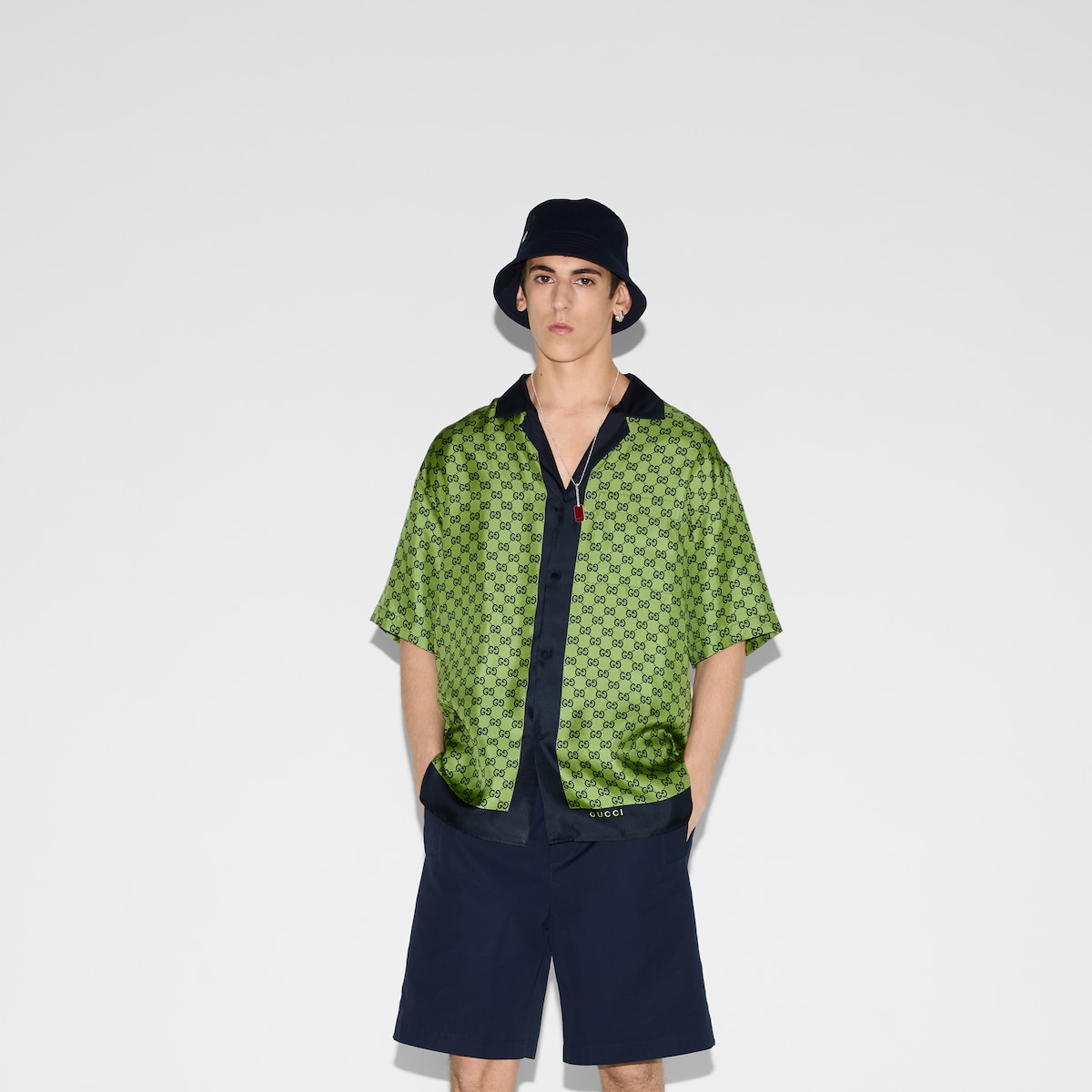 GUCCI メンズシャツ Printed silk twill bowling shirt in blue | GUCCI® US