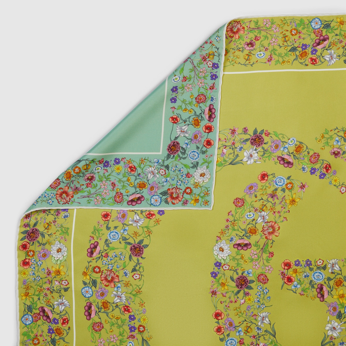 スカーフ GUCCI ALLOVER FLORAL PRINTED SILK CARRE' Printed silk twill carré in light blue and pink | GUCCI® US