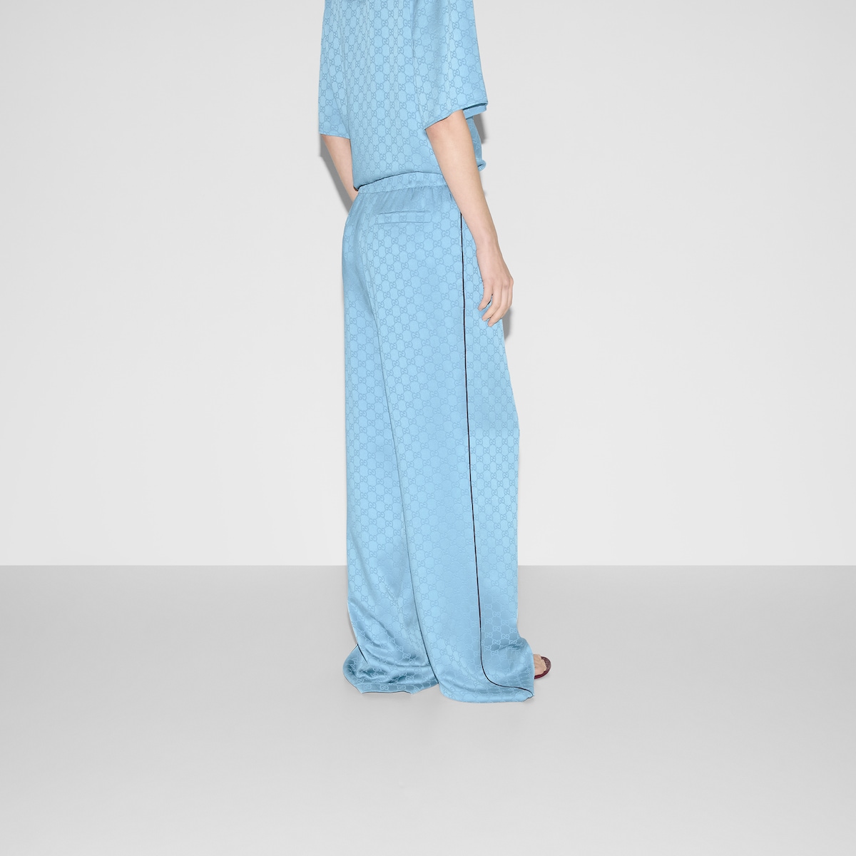 【GUCCI】GG サテンパンツ ライトブルー GG satin pants in light blue | GUCCI® US