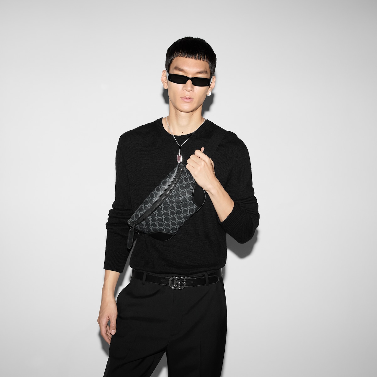GGエンブレム〕ミディアム ベルトバッグ ・ブラック ファブリック