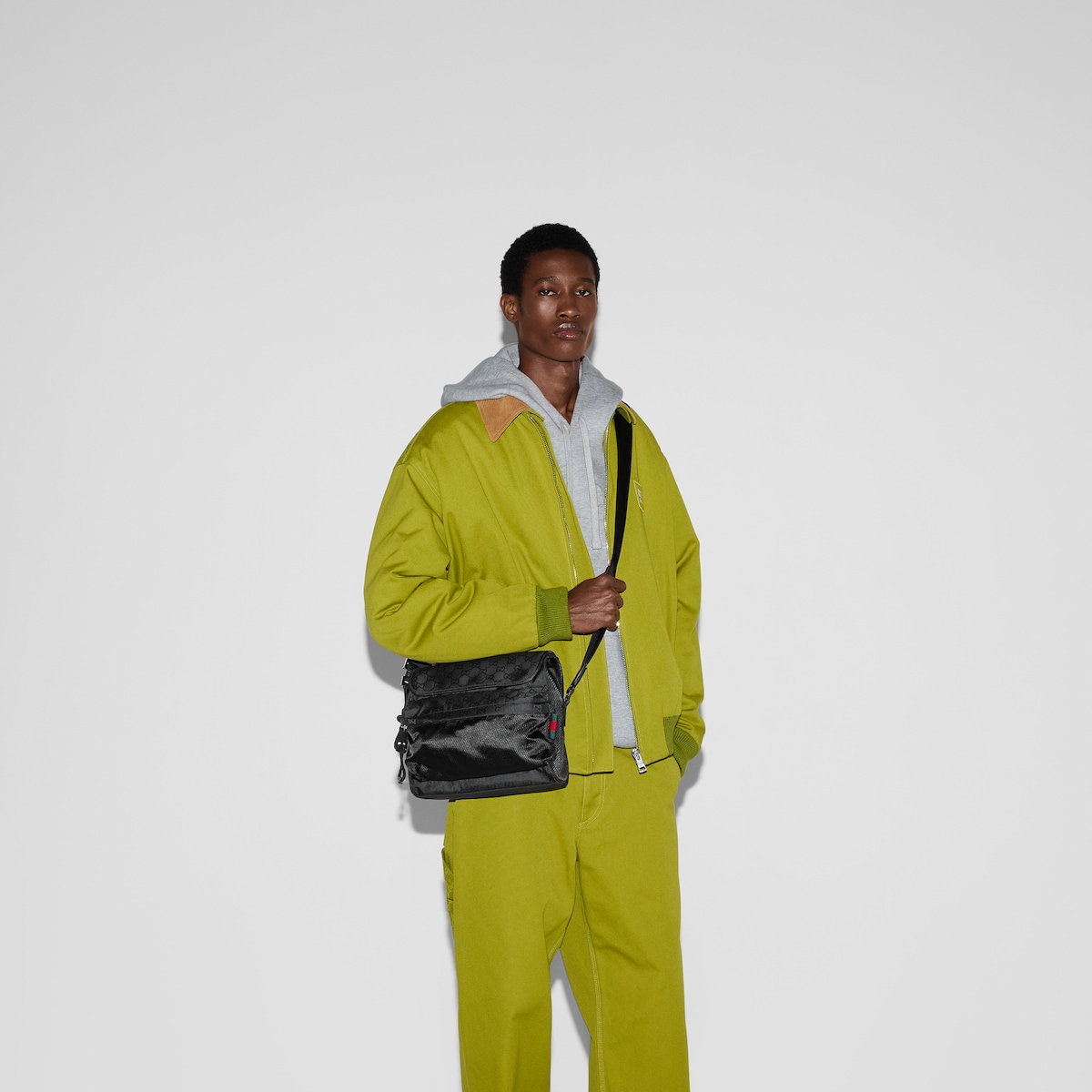 GGナイロン ミディアム クロスボディバッグ ・ブラック GG GGナイロン ミディアム クロスボディバッグ ・ブラック GG