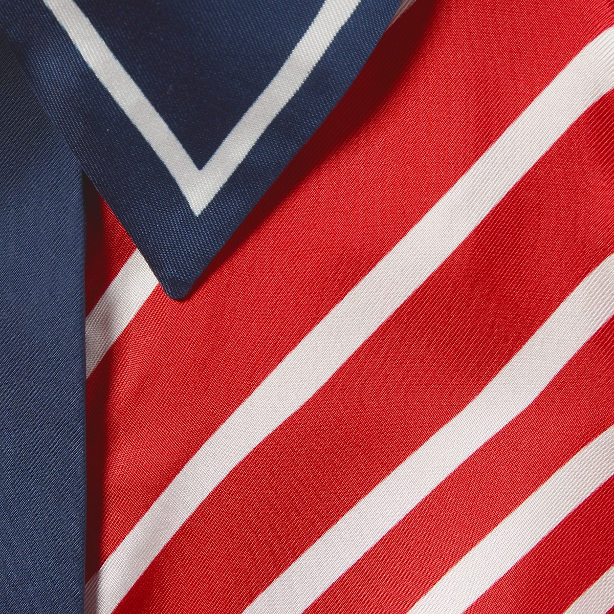 Silk twill printed knot hem top in red and blue | GUCCI® US