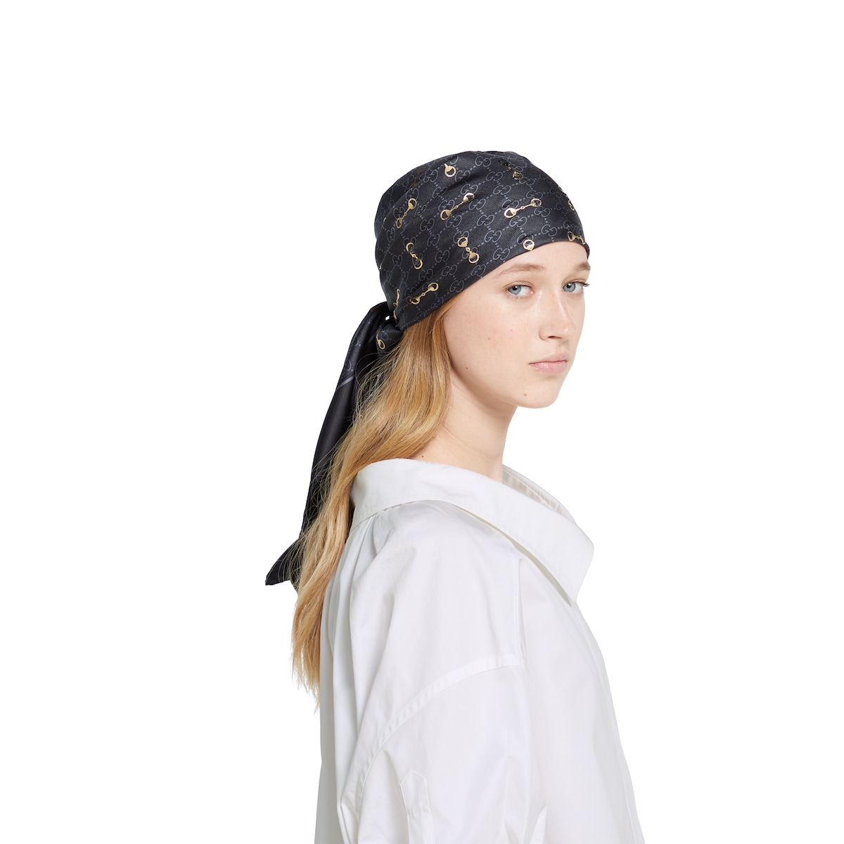 マフラー・ストール GUCCI PRINTED SILK CARRE Printed silk carré in black and beige | GUCCI® US