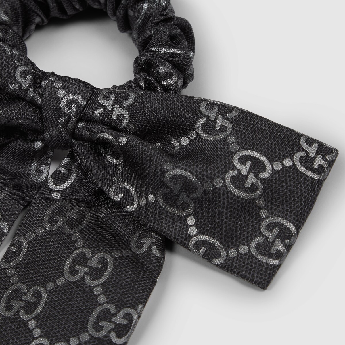 ラミネートプリント シルク シュシュ ・ブラック | GUCCI公式