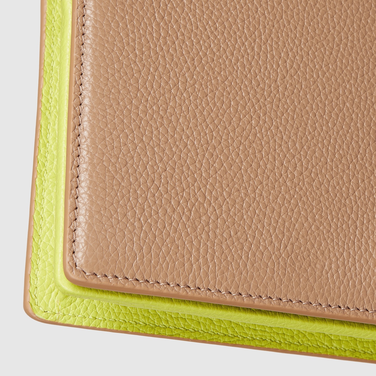 GGマーモント〕チェーンウォレット ・ベージュ＆ブライトグリーン