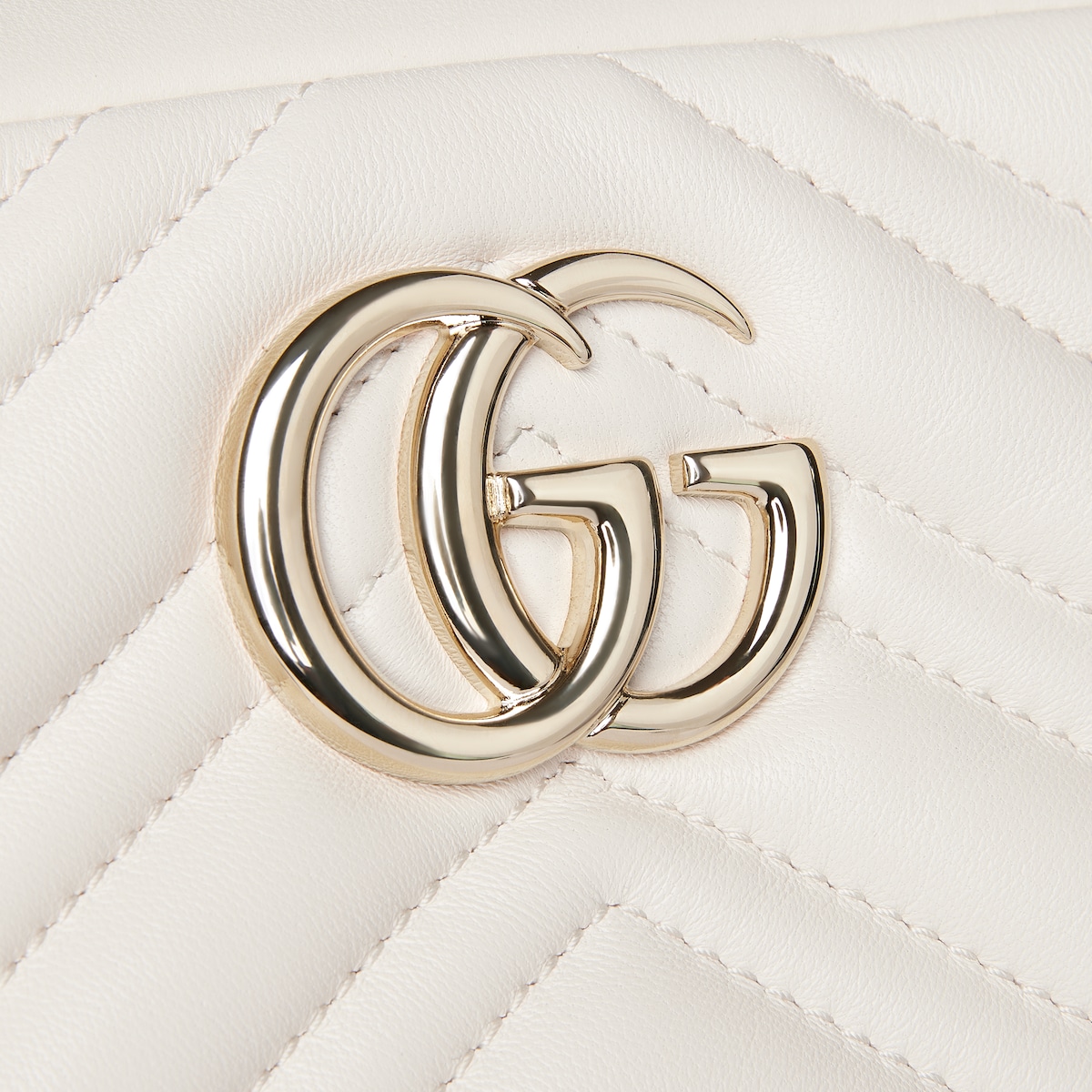 GGマーモント〕スモール カメラバッグ ・ホワイト レザー | GUCCI公式