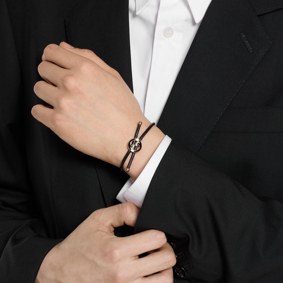 Bracelet with enamel Round Interlocking G in brown leather - thumbnail 4