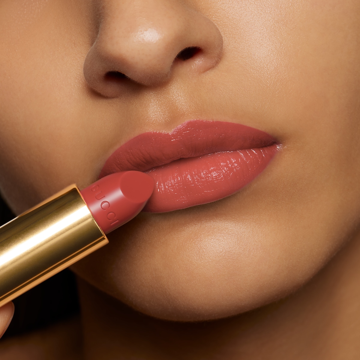 208 ゼイ メット イン アルゼンティーナ、グッチ ルージュ ア レーヴル