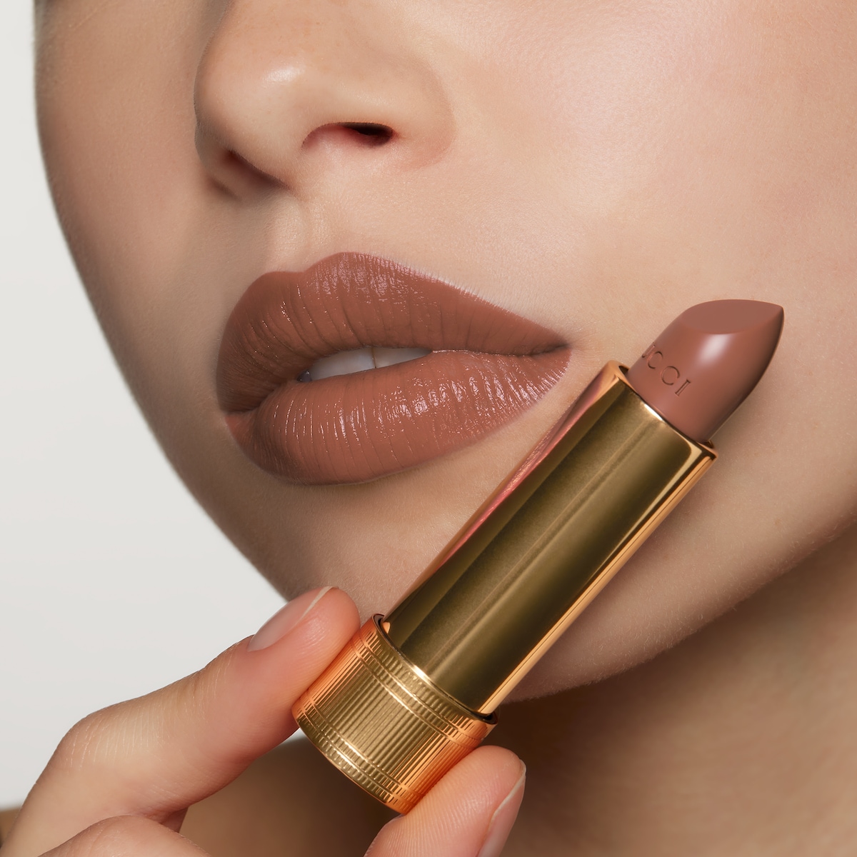 220 スザンヌ サンセット、グッチ ルージュ ア レーヴル サタン