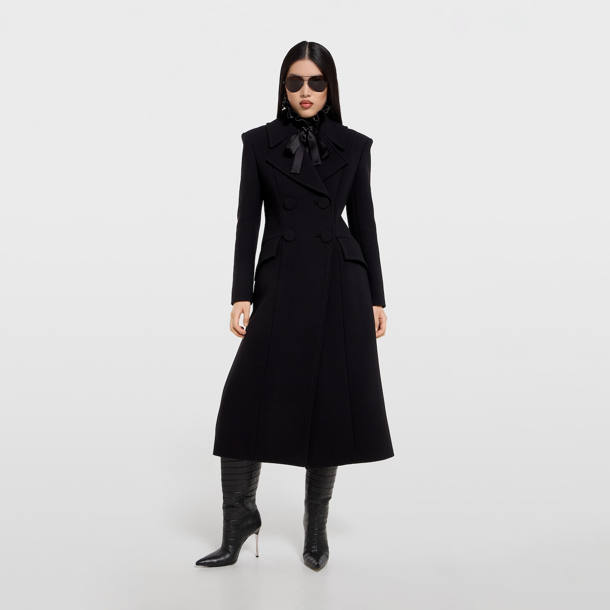 Double-breasted wool coat in black - thumbnail 5