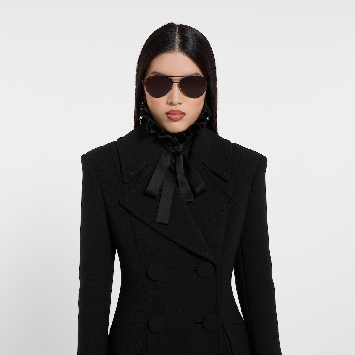 Double-breasted wool coat in black - thumbnail 3