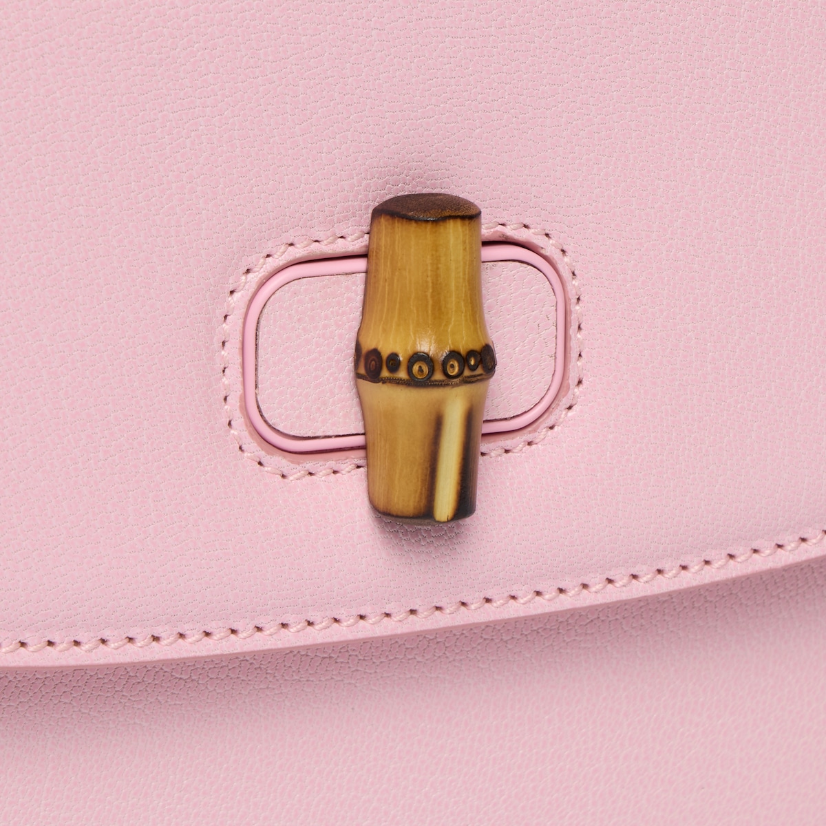 Bamboo clutch in black leather - thumbnail 10