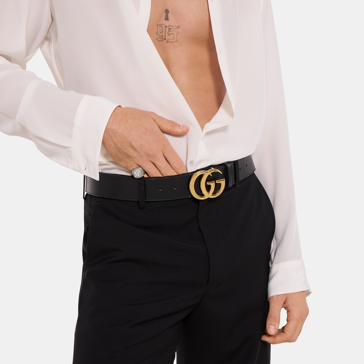 Gucci crest signet ring in gold-toned brass - thumbnail 5