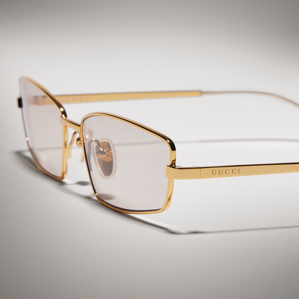 Rectangular frame sunglasses in gold-toned | GUCCI® AU