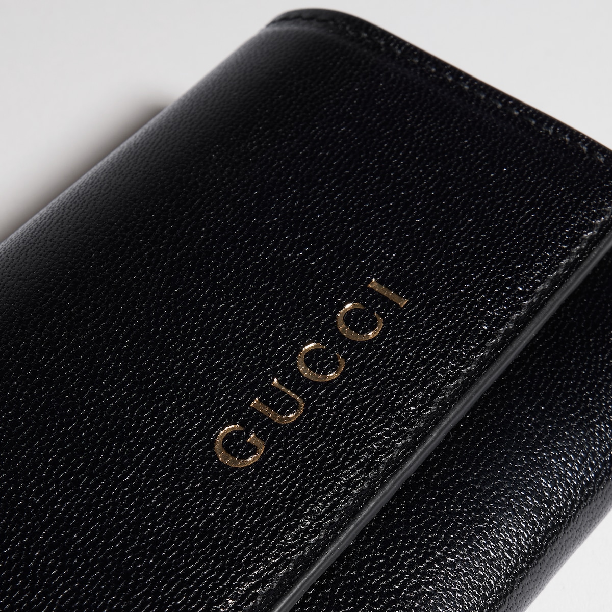 グッチ レタリング 二つ折りカードケース ・ブラックレザー | GUCCI公式