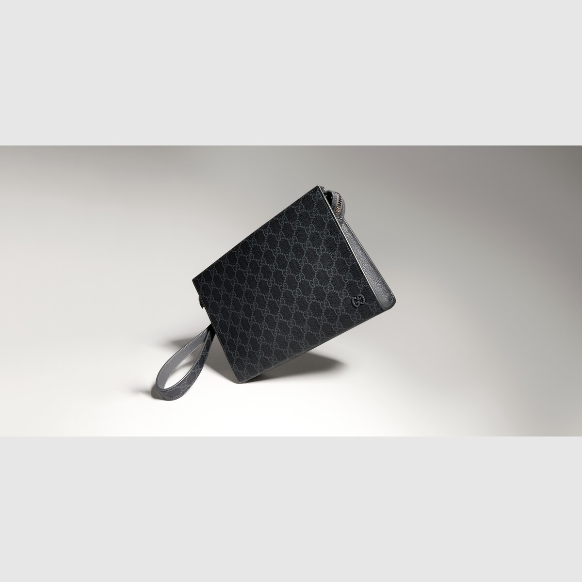 Grey trim medium pouch in black GG Supreme canvas - thumbnail 8