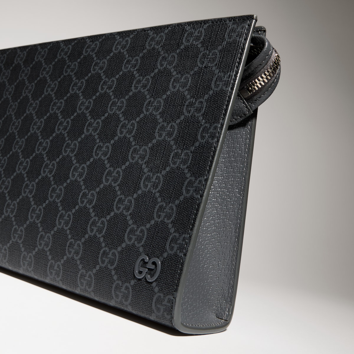 Grey trim medium pouch in black GG Supreme canvas - thumbnail 2