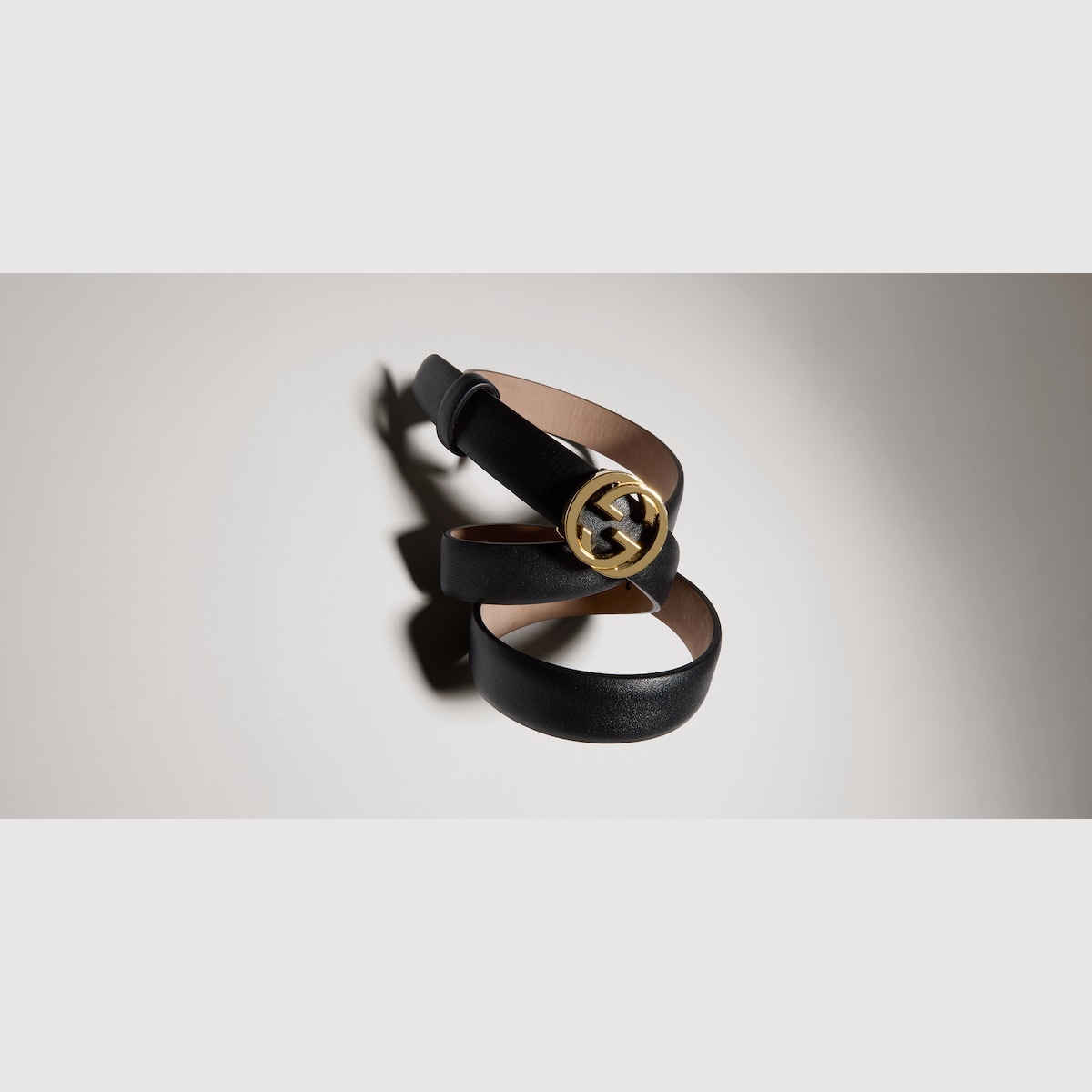 Thin belt with Interlocking G buckle in sand GG canvas