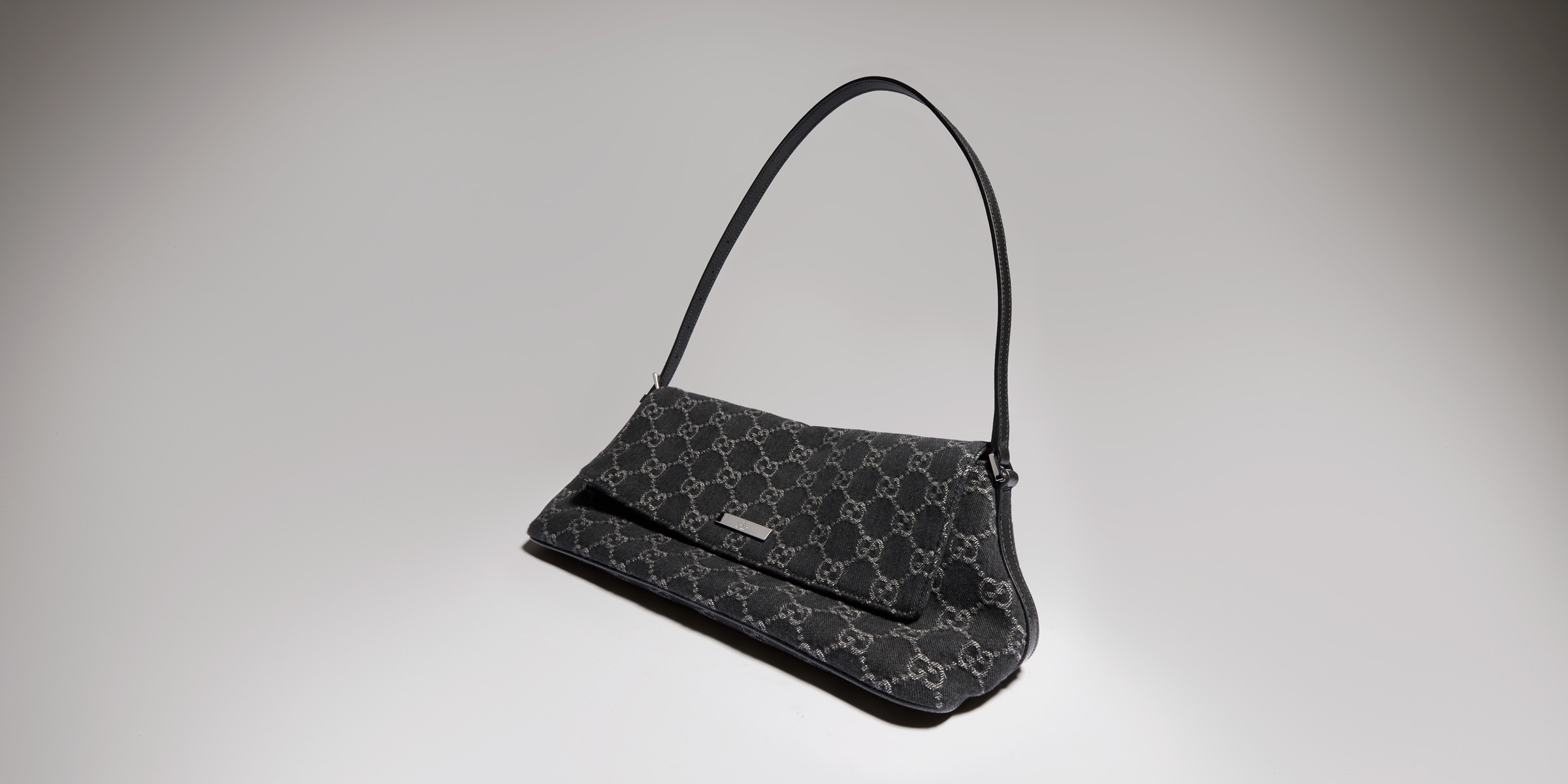 GUCCI ブラック　グレー　オーバーサイズ　プラスチック　ロゴ付き グッチ マディソン ミディアム ショルダーバッグ ・ブラック GGデニム