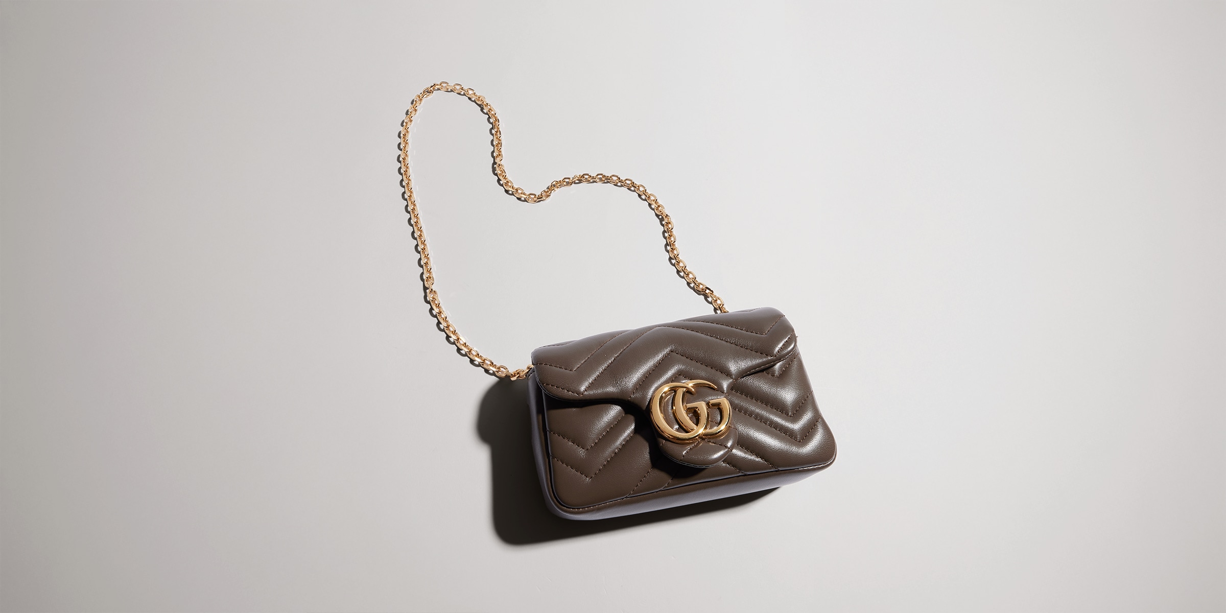 GUCCI GG Marmont ダークブラウンスエードスモールチェーンバック GG Marmont mini shoulder bag in dark taupe leather | GUCCI® US